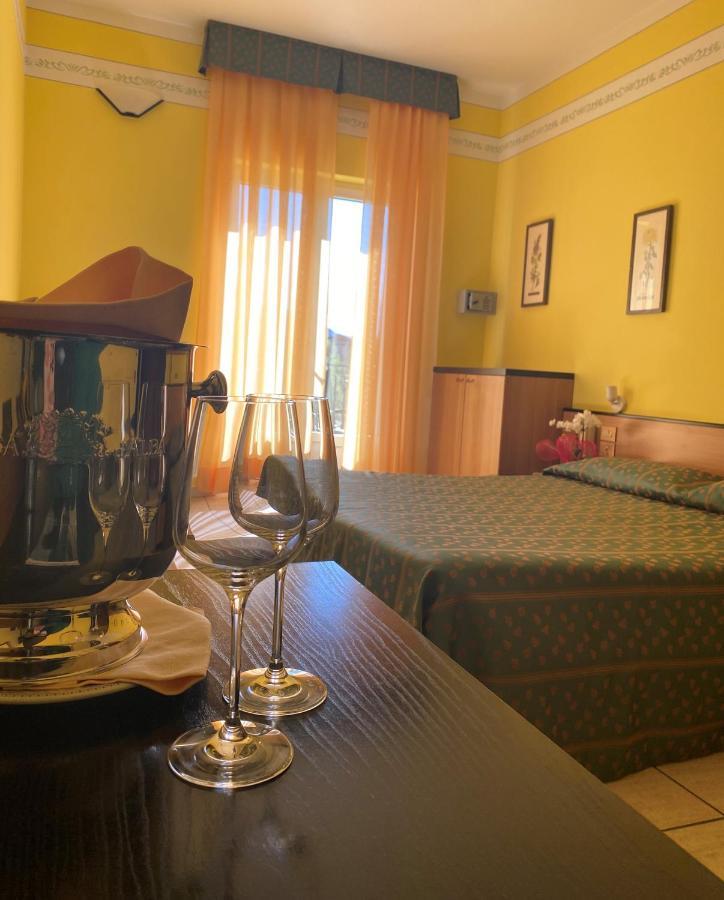 קנוביו Hotel Del Fiume מראה חיצוני תמונה